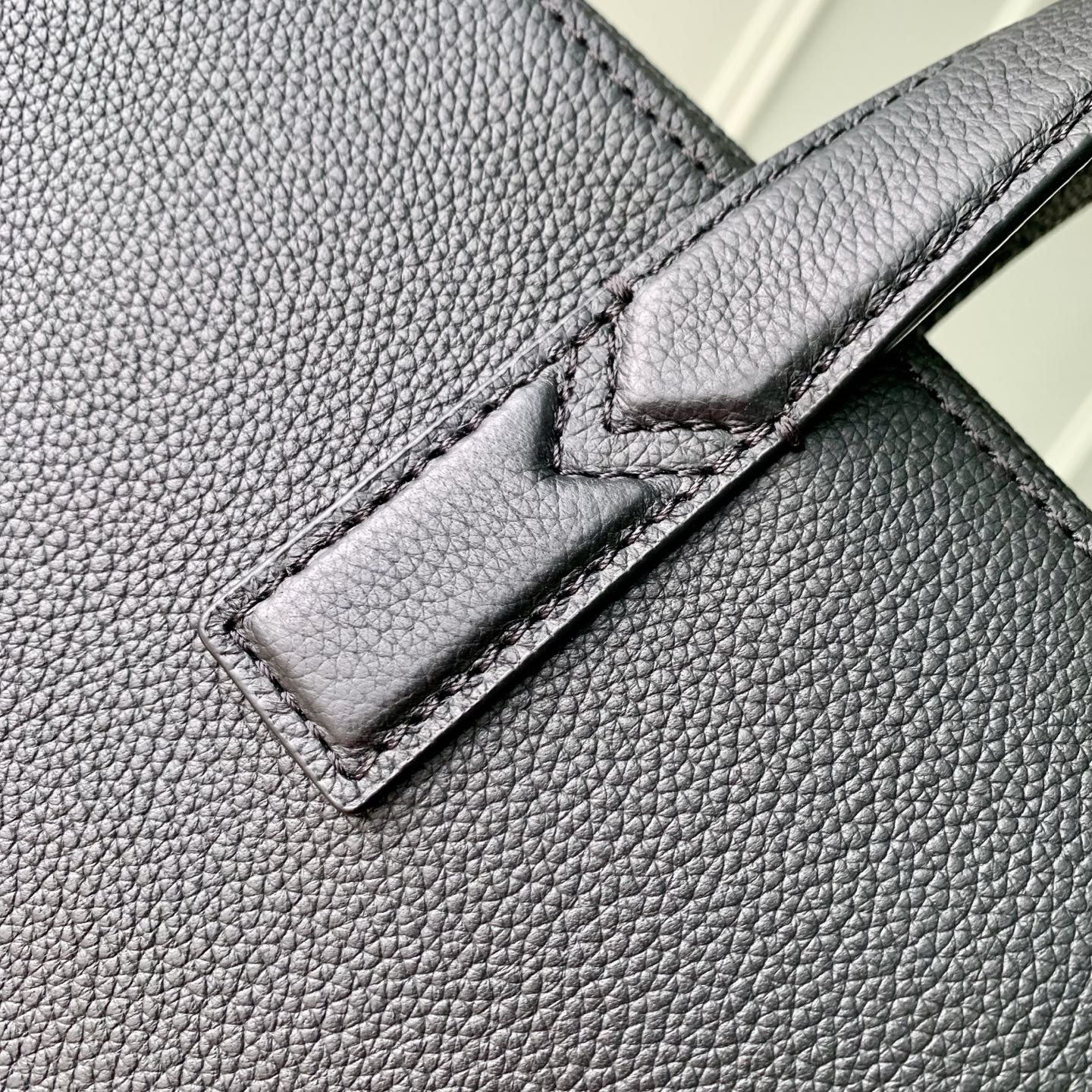 Louis Vuitton The M15258 Gate briefcase is crafted from waxed cowhide leather, featuring a supple design and ample space.