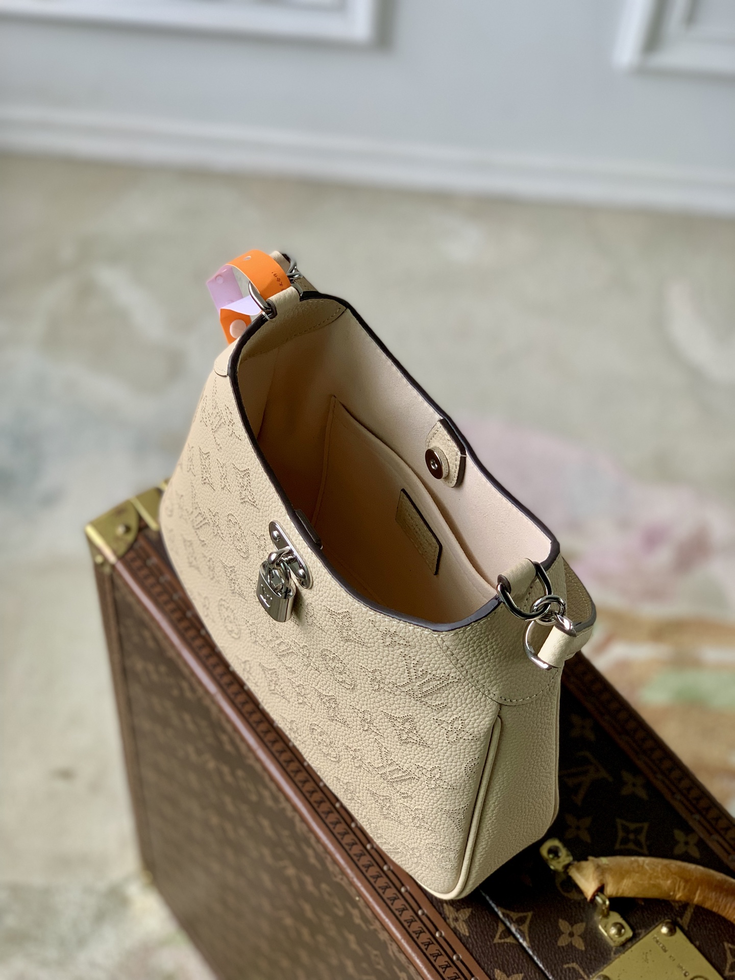 Louis Vuitton M27459 Off-white All Around small handbag from the Mahina series.