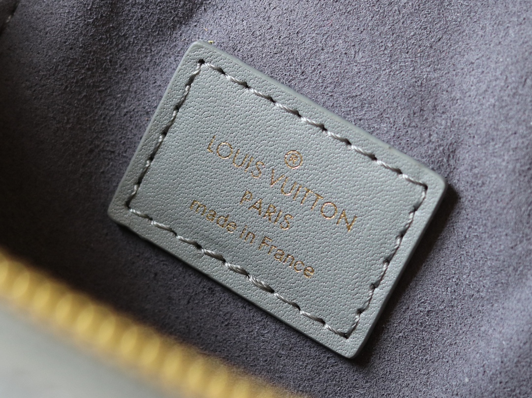 Louis Vuitton Exclusive Real Shot: The Vanity Chain Pouch Handbag with Variable Code Chip Version, m12427 Grey (Silkscreen Print) Inspired by the iconic Nice, the Vanity Chain Pouch captures the spirit of travel.