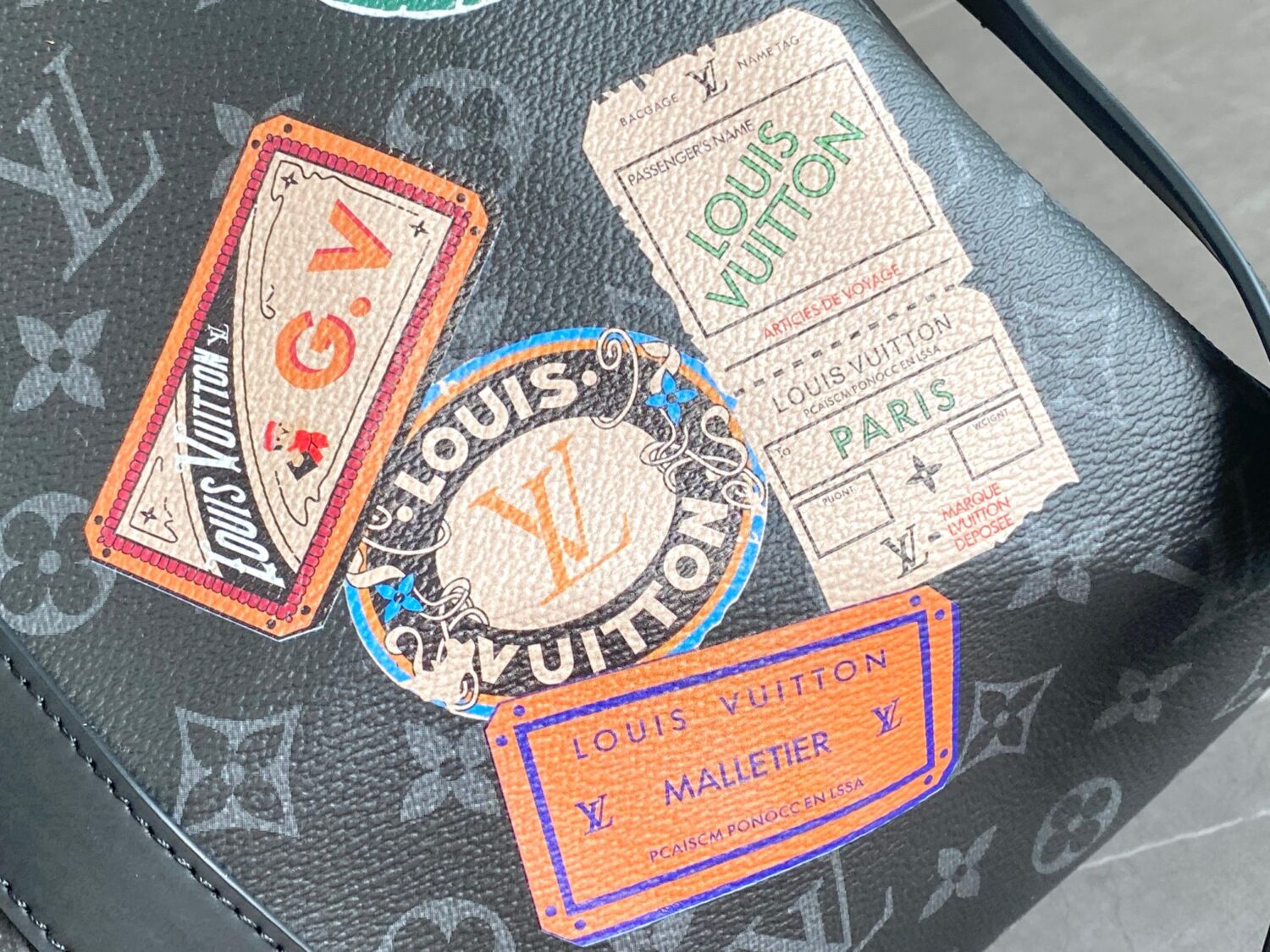 Louis Vuitton 01949 Rose Red. 13808 Red This Keepall Bandoulière 45 travel bag is