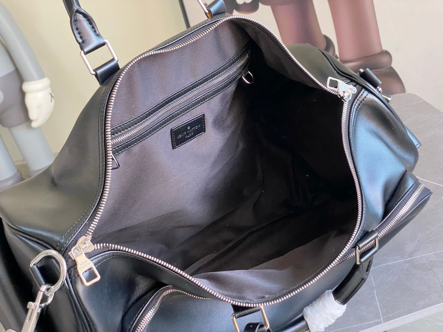 Louis Vuitton M13992 This Keepall Bandoulière 50 travel bag features a Monogram pattern on its canvas surface.