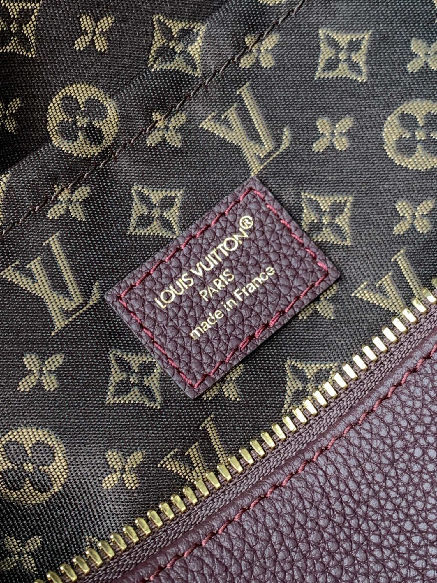 Louis Vuitton M26397 Ebony Color. This Express medium-sized handbag is crafted from supple cowhide leather and effortlessly complements various urban styles.