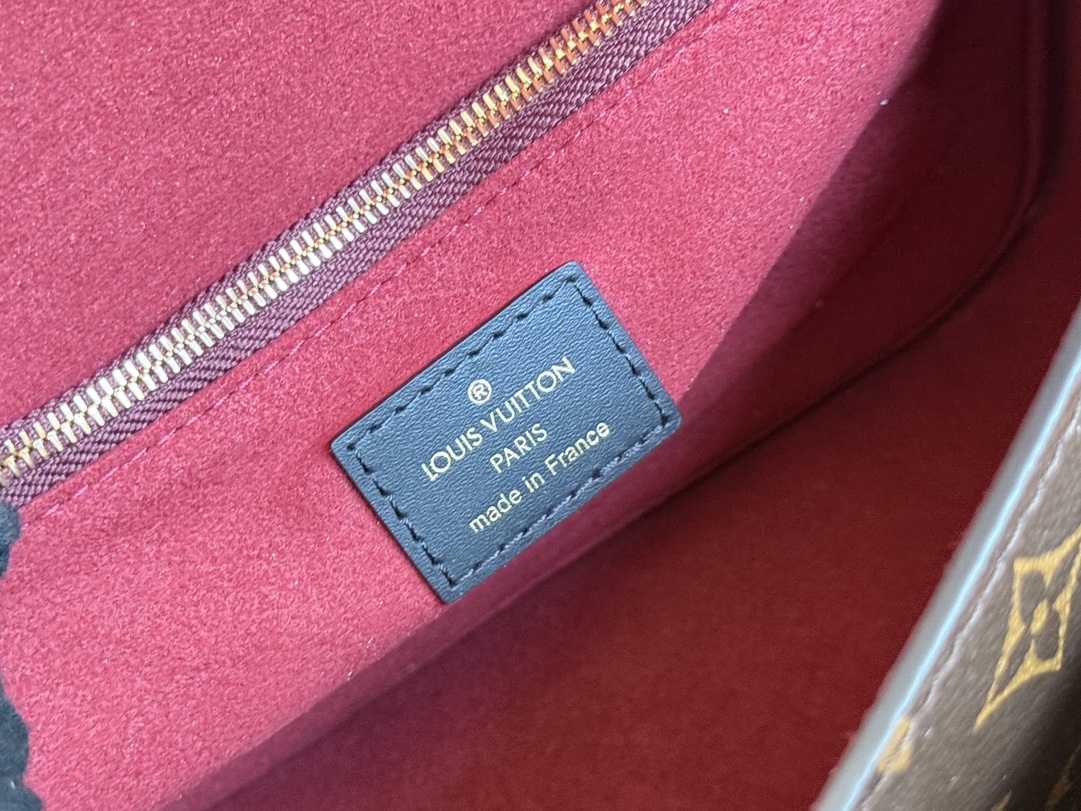 Louis Vuitton【NEW CHAIN ​​BAG】Model: M45592 This chain bag features a delicate design crafted from Monogram canvas.