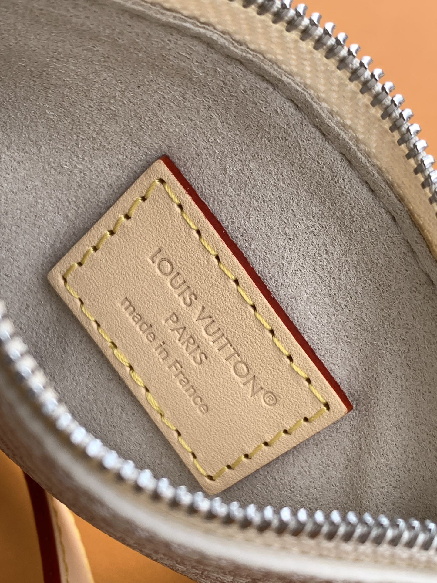 Louis Vuitton The M15130 uses Italian Grade A leather, highlighting its quality, hardware, fabric, craftsmanship, edge finishing, and Grade A production.